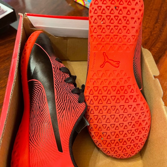 Soccer shoes - Picture 3 of 3